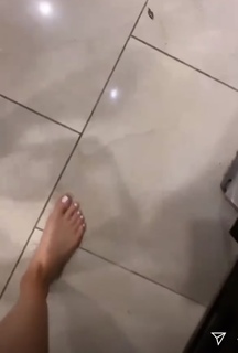 Kylie Jenner feet photo thumbnail