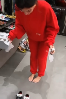 Kylie Jenner feet photo thumbnail