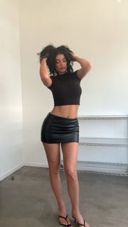 Kylie Jenner feet photo thumbnail