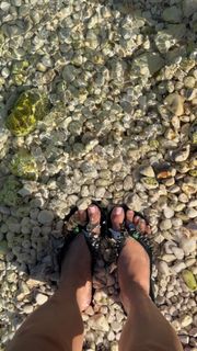 Kylie Jenner feet photo thumbnail