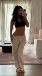 Kylie Jenner feet photo thumbnail