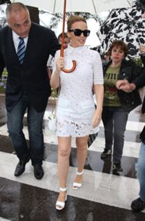 Kylie Minogue feet photo thumbnail