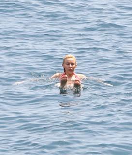 Kylie Minogue feet photo thumbnail