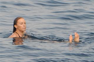 Kylie Minogue feet photo thumbnail