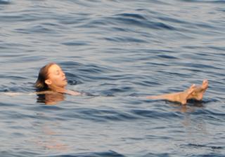 Kylie Minogue feet photo thumbnail