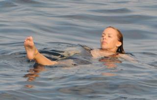 Kylie Minogue feet photo thumbnail