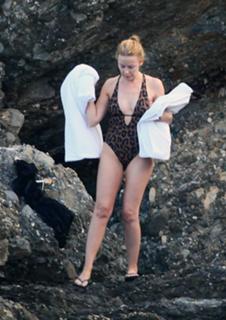 Kylie Minogue feet photo thumbnail