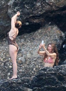 Kylie Minogue feet photo thumbnail