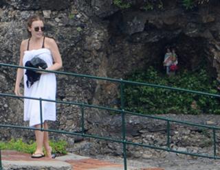 Kylie Minogue feet photo thumbnail