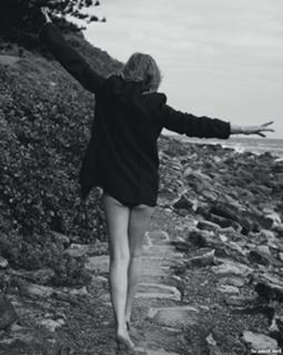 Kylie Minogue feet photo thumbnail