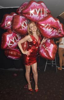 Kylie Minogue feet photo thumbnail