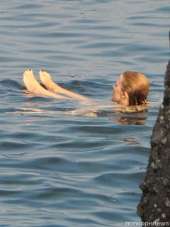 Kylie Minogue feet photo thumbnail