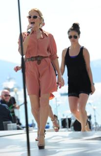 Kylie Minogue feet photo thumbnail