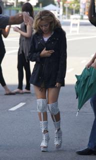 Kylie Minogue feet photo thumbnail