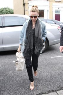 Kylie Minogue feet photo thumbnail