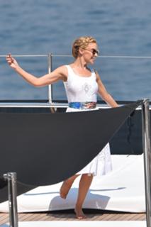 Kylie Minogue feet photo thumbnail