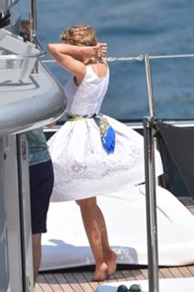 Kylie Minogue feet photo thumbnail