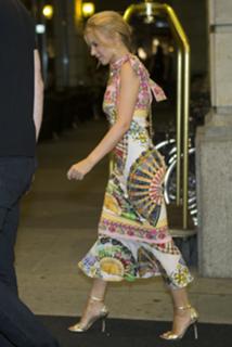 Kylie Minogue feet photo thumbnail