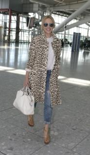 Kylie Minogue feet photo thumbnail