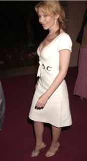 Kylie Minogue feet photo thumbnail