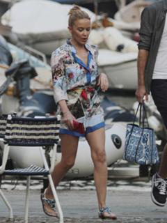 Kylie Minogue feet photo thumbnail