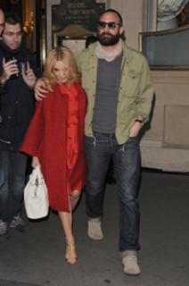 Kylie Minogue feet photo thumbnail