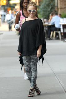 Kylie Minogue feet photo thumbnail