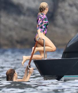 Kylie Minogue feet photo thumbnail