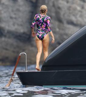 Kylie Minogue feet photo thumbnail