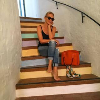 Kylie Minogue feet photo thumbnail