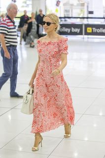 Kylie Minogue feet photo thumbnail