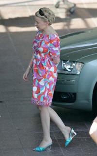 Kylie Minogue feet photo thumbnail