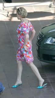 Kylie Minogue feet photo thumbnail