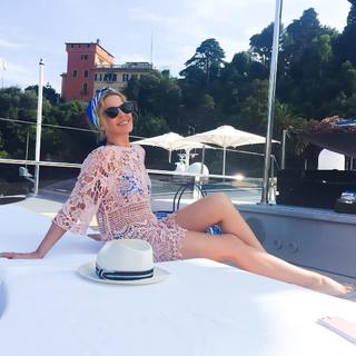 Kylie Minogue feet photo thumbnail