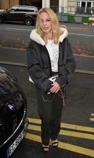 Kylie Minogue feet photo thumbnail