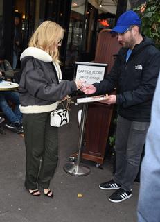 Kylie Minogue feet photo thumbnail