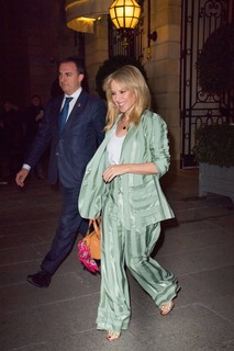 Kylie Minogue feet photo thumbnail