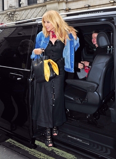 Kylie Minogue feet photo thumbnail