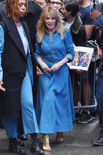 Kylie Minogue feet photo thumbnail