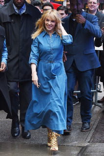 Kylie Minogue feet photo thumbnail