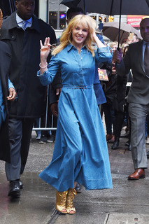 Kylie Minogue feet photo thumbnail