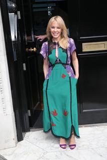 Kylie Minogue feet photo thumbnail