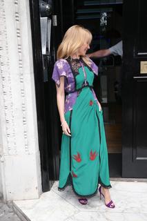 Kylie Minogue feet photo thumbnail