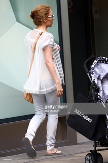 Kylie Minogue feet photo thumbnail