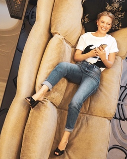 Kylie Minogue feet photo thumbnail