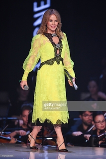Kylie Minogue feet photo thumbnail
