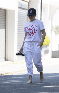 Kylie Minogue feet photo thumbnail