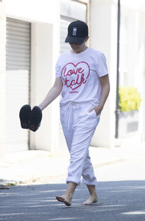 Kylie Minogue feet photo thumbnail