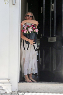 Kylie Minogue feet photo thumbnail