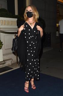 Kylie Minogue feet photo thumbnail